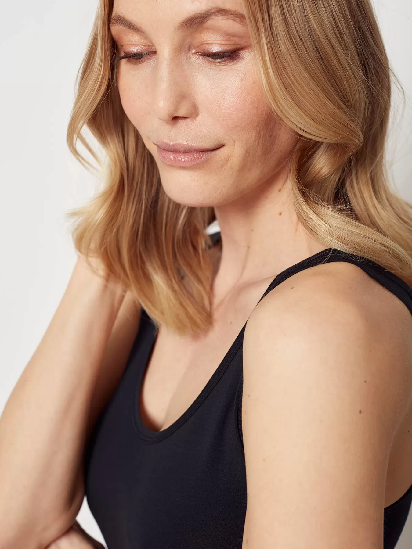 Czarny Top damski Huber Soft Modal 016038 - zdjęcie 3